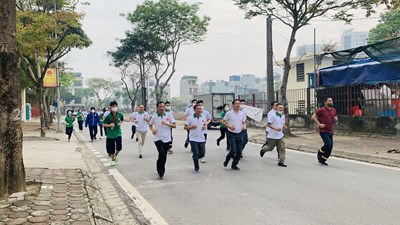 CB-GV-NV và HS trường THCS Nam Từ Liêm tham gia Ngày chạy Olympic vì sức khỏe toàn dân năm 2022