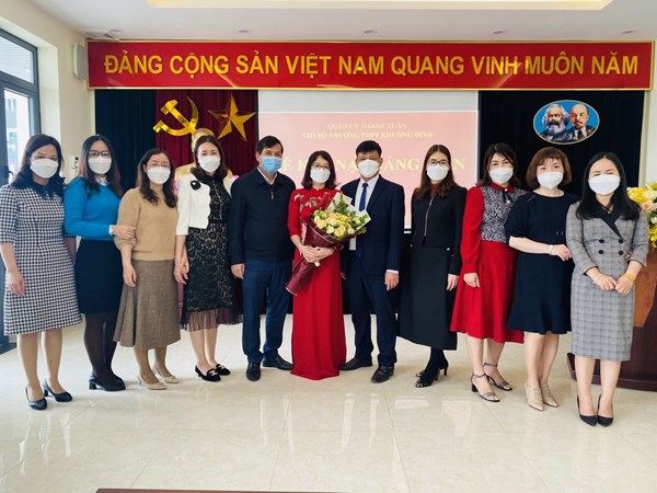 Lễ kết nạp Đảng viên mới tại trường THPT Khương Đình