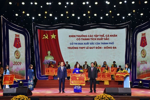 Tin vui: Trường THPT Lê Quý Đôn - Đống Đa nhận Cờ “Đơn vị xuất sắc trong phong trào thi đua năm học 2021- 2022” của UBND Thành phố Hà Nội.
