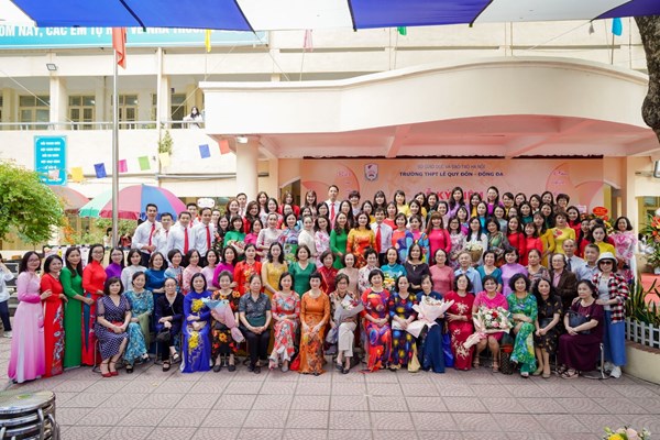 Trường THPT Lê Quý Đôn- Đống Đa tổ chức Lễ kỷ niệm 40 năm ngày Nhà giáo Việt Nam và đón nhận cờ “Đơn vị xuất sắc trong phong trào thi đua năm học 2021- 2022” của UBND thành phố Hà Nội