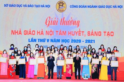 Nhà giáo Trần Thị Hải Yến - Hiệu trưởng nhà trường vinh dự nhận Giải thưởng Nhà giáo Hà Nội tâm huyết, sáng tạo  lần thứ 5, năm học 2020-2021
