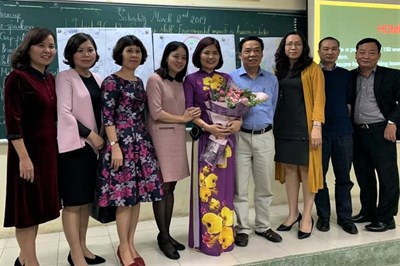 Cô giáo Trịnh Thị Bích Ngọc hoàn thành xuất sắc bài thi thực hành trong Hội thi Giáo viên dạy giỏi thành phố môn Tiếng Anh
