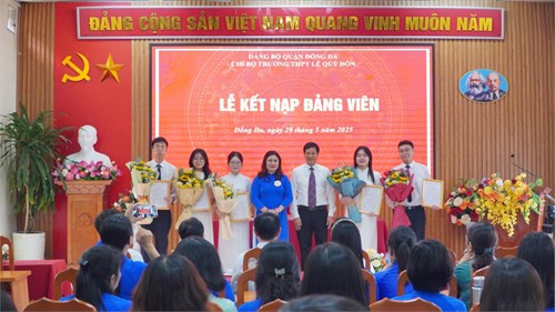 Chi bộ trường THPT Lê Quý Đôn tổ chức kết nạp Đảng cho học sinh lớp 12 ưu tú