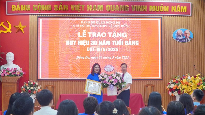 Quận ủy Đống Đa trao Huy hiệu 30 năm tuổi Đảng cho đồng chí Nguyễn Phương Chinh - Bí thư Chi bộ, Hiệu trưởng nhà trường