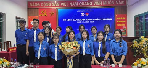 Đ/c Lê Thị Thủy – giáo viên Tổ Lý – Công nghệ – Thiết bị, chính thức tiếp nhận vị trí Bí thư Đoàn Thanh niên Trường THPT Liên Hà.