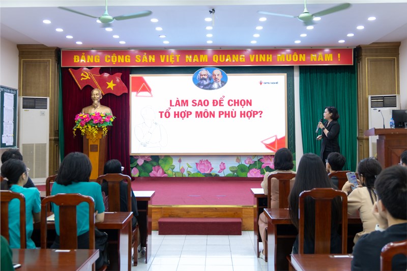 Giới thiệu Mô hình giảng dạy và tư vấn lựa chọn tổ hợp môn tới tân học sinh khối 10 của trường THPT Trần Phú - Hoàn Kiếm