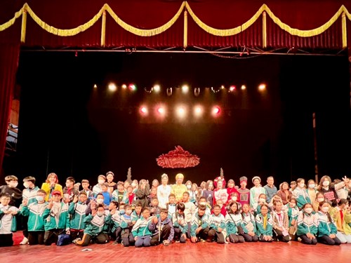 Học sinh trường THCS Nam Từ Liêm thưởng thức vở kịch “Làm vua” tại sân khấu Lệ Ngọc