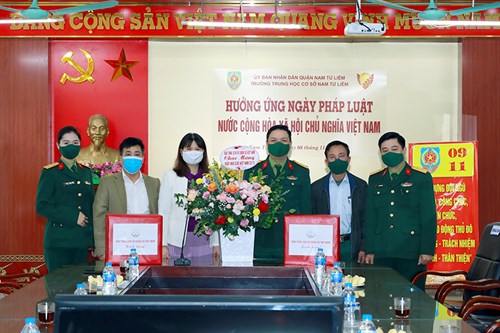 Ban Giám đốc Bảo tàng Lịch sử Quân sự Việt Nam thăm và chúc mừng trường THCS Nam Từ Liêm nhân ngày Nhà giáo Việt Nam