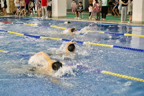 Trường THCS Nam Từ Liêm tổ chức thi chứng chỉ phổ cập bơi năm 2022 cho học sinh