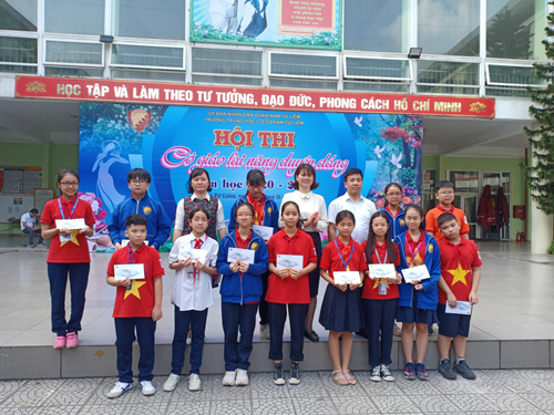 Học sinh THCS Nam Từ Liêm tích cực tham gia các hoạt động chào mừng 38 năm ngày nhà giáo Việt Nam