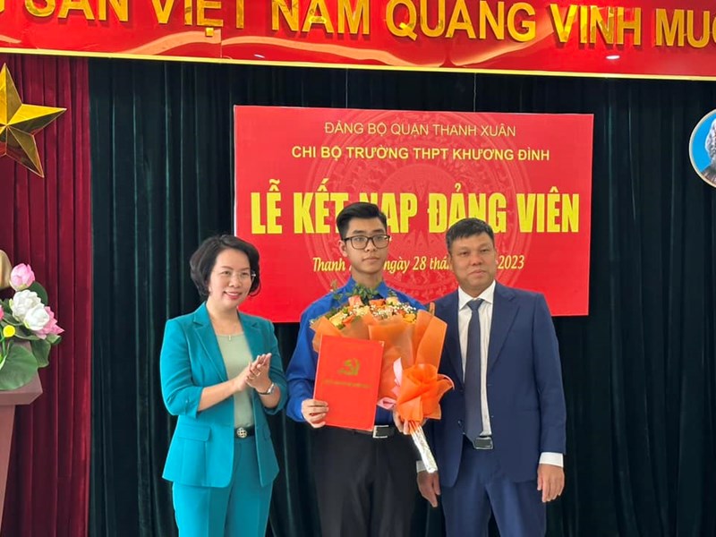 Trao Quyết định kết nạp đảng viên cho học sinh Đặng Hoàng Vương, lớp 12A3 - trường THPT Khương Đình.
