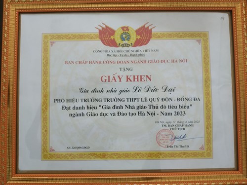 Chúc mừng thầy giáo Lê Đức Đại và cô giáo Phạm Thị Tường Vân nhận giấy khen của Công đoàn ngành Giáo dục và Đào tạo Hà Nội năm 2023