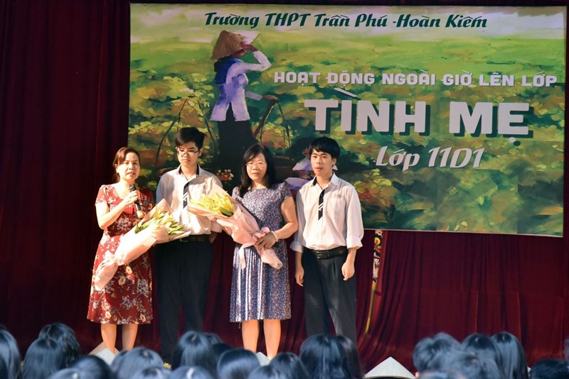 Lớp 11D1 với chủ đề  Tình mẹ 