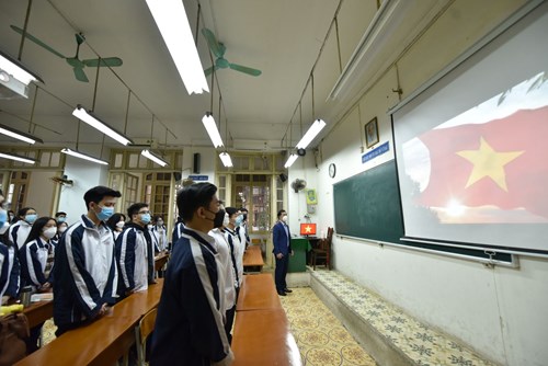 Học sinh lớp 12 Hà Nội hào hứng đến trường sau 7 tháng học trực tuyến