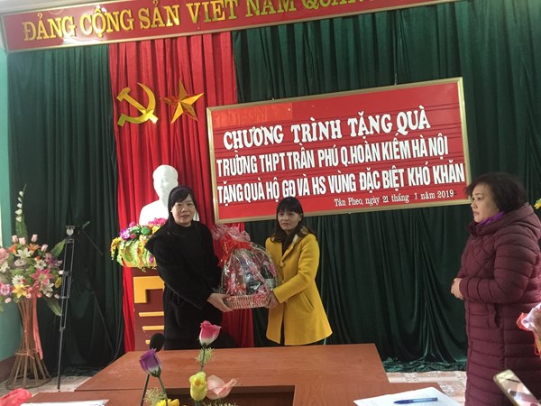 Chuyến đi thăm và tặng quà học sinh tỉnh Hòa Bình (1/2019)