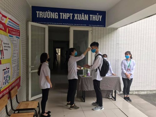 Học sinh THPT Xuân Thủy háo hức trở lại trường học sau thời gian nghỉ phòng chống dịch Covid-19