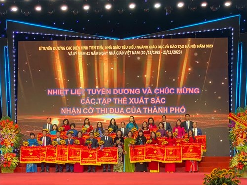 Trường THPT Liên Hà nhận cờ thi đua xuất sắc của UBND thành phố