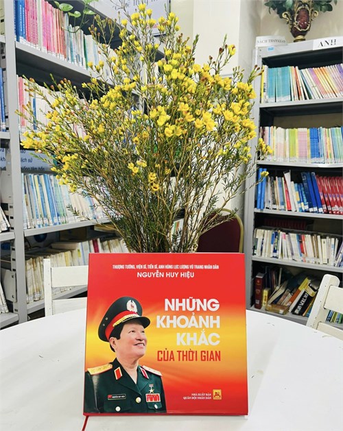 Ngày 20/11/2023, Thư viện trường THPT Trần Phú - Hoàn Kiếm đã nhận được một tặng phẩm quý: Cuốn sách ảnh “Những khoảnh khắc của thời gian” của Thượng tướng Nguyễn Huy Hiệu.