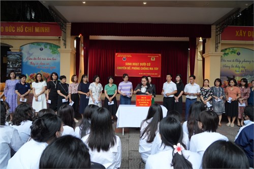 Cán bộ giáo viên, nhân viên và học sinh Trường THPT Trần Phú Hoàn Kiếm  tưởng niệm các nạn nhân tử vong trong vụ cháy chung cư mini.