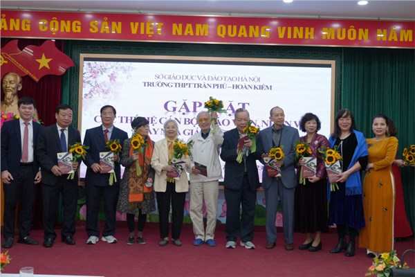 Trường THPT Trần Phú - Hoàn Kiếm tổ chức gặp mặt thân mật các thế hệ cán bộ, giáo viên, nhân viên hưu trí