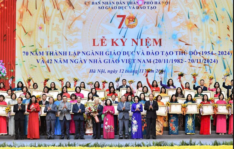 <a href="/tin-tuc-su-kien/tien-si-hoang-dinh-xuan-hieu-truong-truong-thpt-khuong-dinh-duoc-trao-tang-danh/ct/2178/12600">Tiến sĩ HOÀNG ĐÌNH XUÂN – Hiệu trưởng trường THPT<span class=bacham>...</span></a>