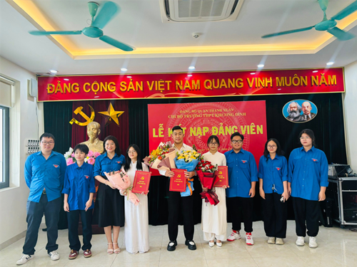Chi bộ Trường THPT Khương Đình tổ chức Lễ kết nạp Đảng viên mới cho ba học sinh ưu tú.