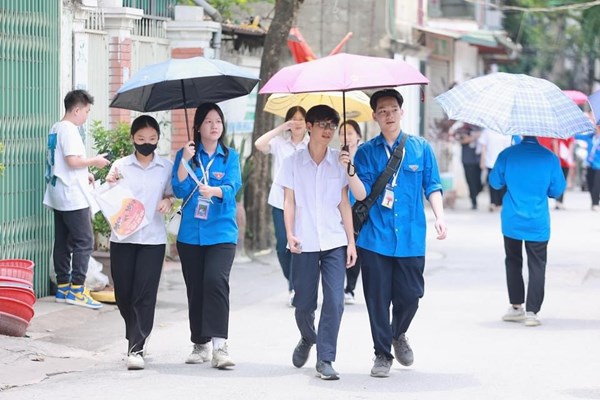 Xanh thắm màu áo tình nguyện của học sinh trường THPT Khương Đình trong hành trình tiếp sức mùa thi.