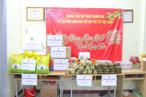 Trường THPT Trần Phú - Hoàn Kiếm: Tình Thương Lan Tỏa Trong Ngày Tết