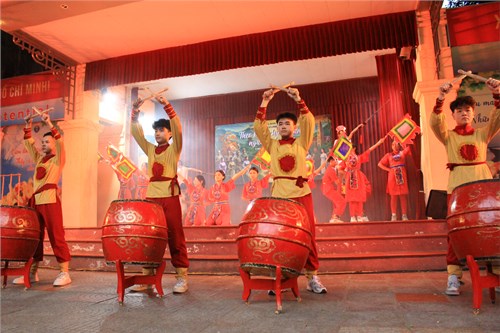 Sinh hoạt dưới cờ “Theo bước chân những người anh hùng”