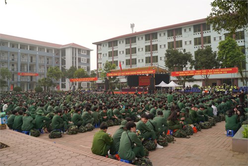 Học sinh trường THPT Trần Phú - Hoàn Kiếm tham gia chương trình Trải nghiệm học làm Chiến sĩ