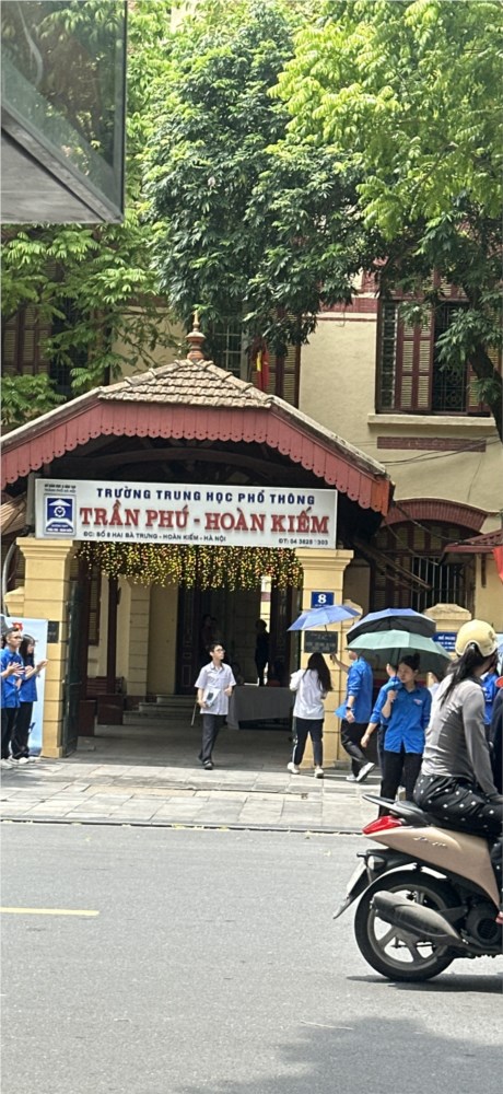 Các sĩ tử tại trường THPT Trần Phú - Hoàn Kiếm đã hoàn thành kỳ thi vào lớp 10 năm 2024