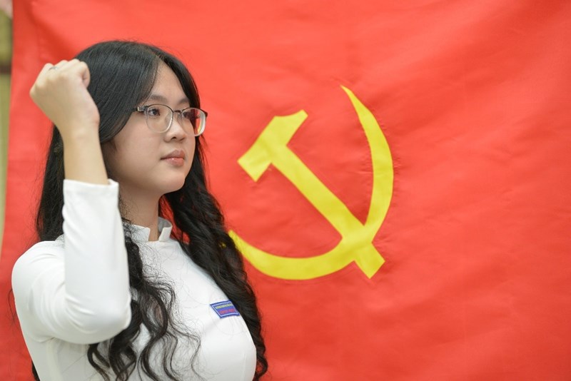 Nữ sinh trường THPT Trần Phú vinh dự được kết nạp Đảng trước kỳ thi tốt nghiệp