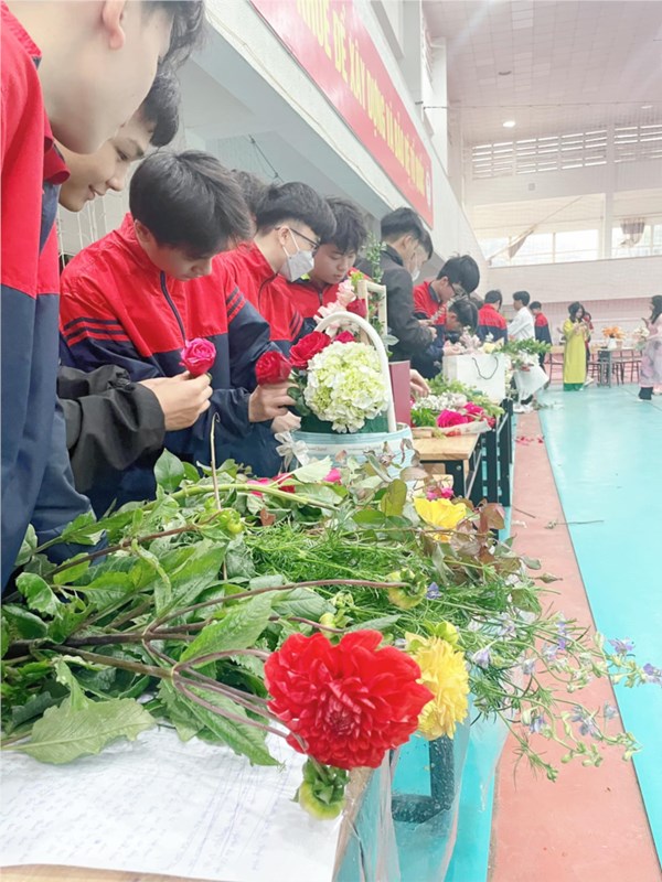 Cuộc thi   nam sinh cắm hoa  chào mừng ngày quốc tế phụ nữ 8/3
