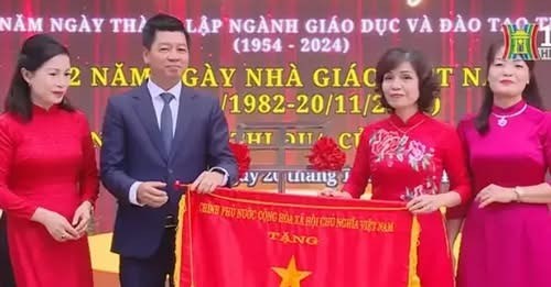 Trường THPT Quang Trung - Hà Đông đón nhận cờ thi đua của Chính phủ
