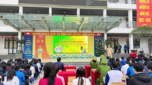 Hơn 2.200 thầy và trò trường THPT Khương Đình được tập huấn kỹ năng lái xe an toàn