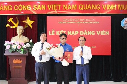 Lễ kết nạp Đảng viên mới - dấu mốc ý nghĩa trong ngày sinh nhật Bác Hồ kính yêu (19/5/1890 - 19/5/2025) - Trường THPT Khương Đình vinh dự chào đón các em Đảng viên trẻ ưu tú