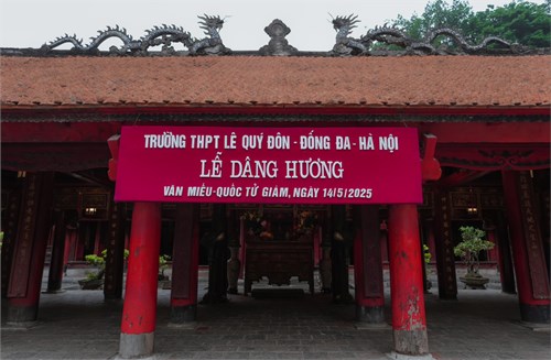 Hướng về cội nguồn - Vững bước tương Iai: Học sinh K52 Trường THPT Lê Quý Đôn- Đống Đa dâng hương tại Văn Miếu- Quốc Tử Giám