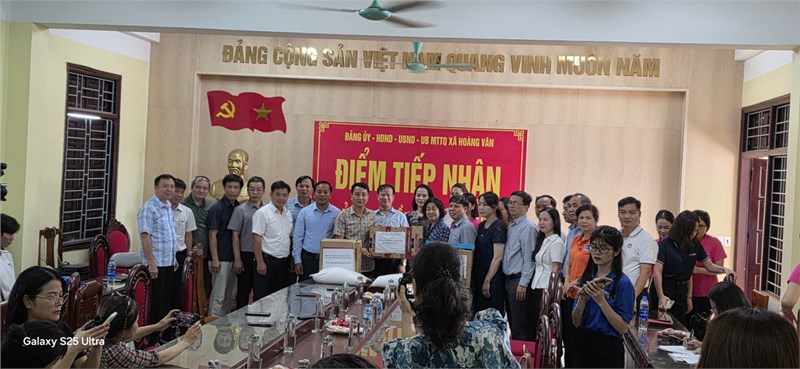 Trường THPT Liên Hà hưởng ứng chương trình phát động ủng hộ ngành giáo dục các tỉnh chịu ảnh hưởng của bão số 10, 11.