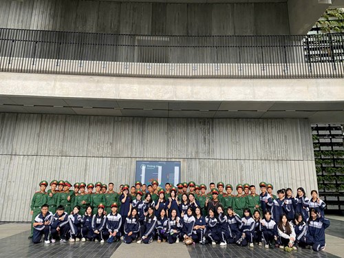 Trường THPT Liên Hà tổ chức hoạt động trải nghiệm cho học sinh khối 11