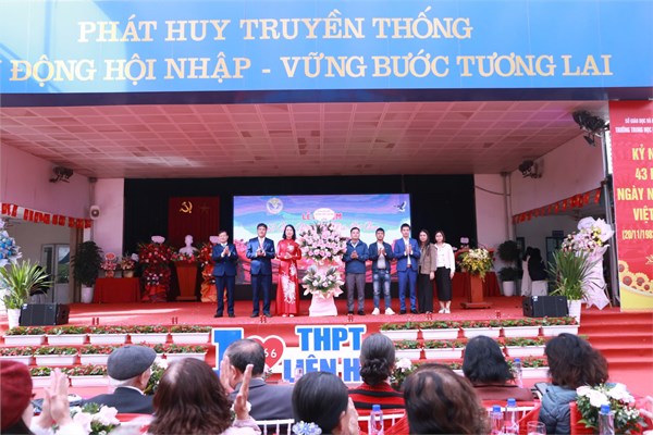 Trường THPT Liên Hà long trọng tổ chức lễ kỉ niệm 43 năm ngày nhà giáo Việt Nam (20/11/1982 - 20/11/2025)