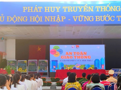 Trường THPT Liên Hà phối hợp tổ chức tuyên truyền giáo dục an toàn giao thông cho học sinh