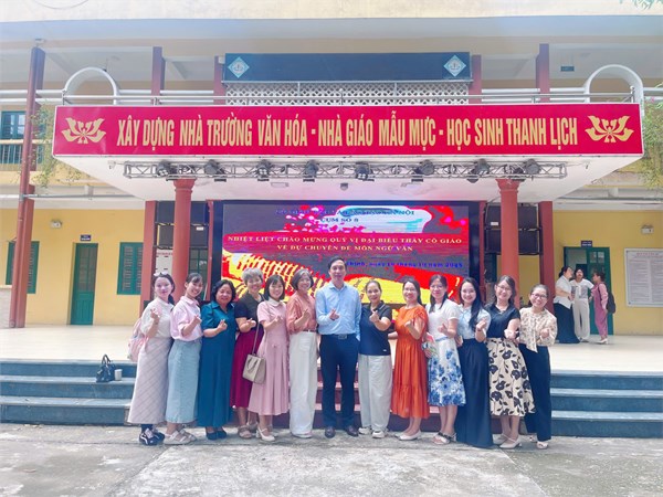 Tổ Ngữ văn dự sinh hoạt chuyên môn Cụm tại Trường THPT Vân Nội