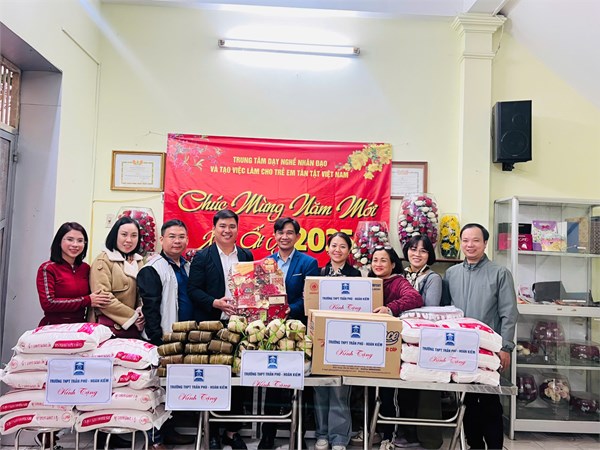 Trường THPT Trần Phú - Hoàn Kiếm sống đẹp vì cộng đồng.