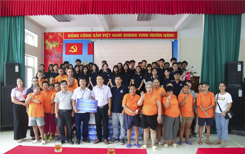 “Trao đi là còn mãi” - Dấu ấn nhân văn của tập thể 10D6 Trường THPT Trần Phú - Hoàn Kiếm