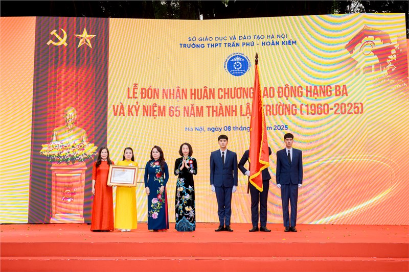 <a href="/mai-truong-dau-yeu/le-ky-niem-65-nam-thanh-lap-truong-thpt-tran-phu-hoan-kiem-dau-an-va-tu-hao/ctfull/1728/13470">Lễ kỷ niệm 65 năm thành lập trường THPT Trần<span class=bacham>...</span></a>