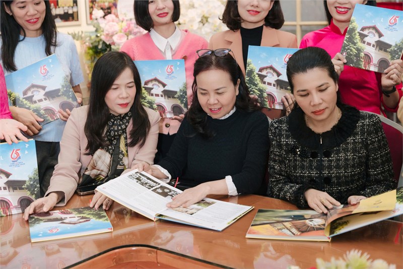 <a href="/lich-su/gioi-thieu-cuon-ky-yeu-65-nam-truong-thpt-tran-phu-hoan-kiem/ctfull/1679/13469">Giới thiệu cuốn Kỷ yếu 65 năm Trường THPT Trần<span class=bacham>...</span></a>