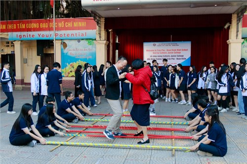 Giao Lưu Văn Hóa Hữu Nghị: Trường THPT Trần Phú - Hoàn Kiếm Đón Đoàn Học Sinh Singapore