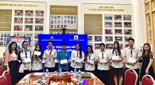 Trao quỹ học bổng “Thắp sáng ước mơ” dành cho học sinh trường THPT Trần Phú - Hoàn Kiếm có thành tích học tập tốt