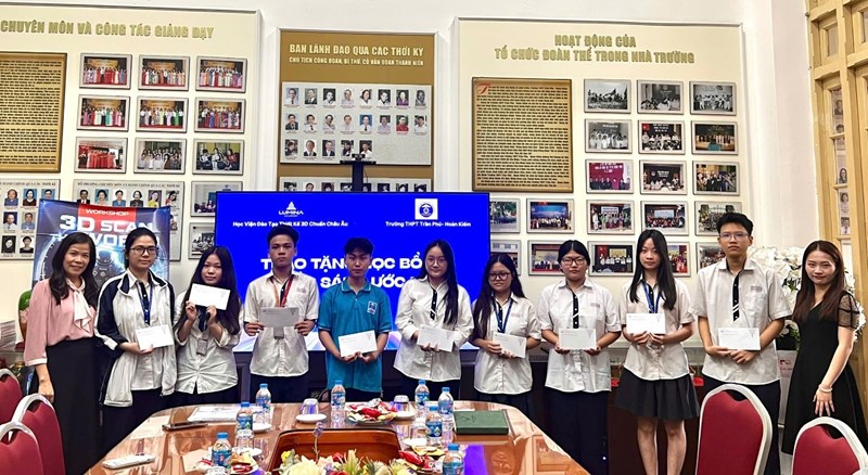 Trao quỹ học bổng “Thắp sáng ước mơ” dành cho học sinh trường THPT Trần Phú - Hoàn Kiếm có thành tích học tập tốt