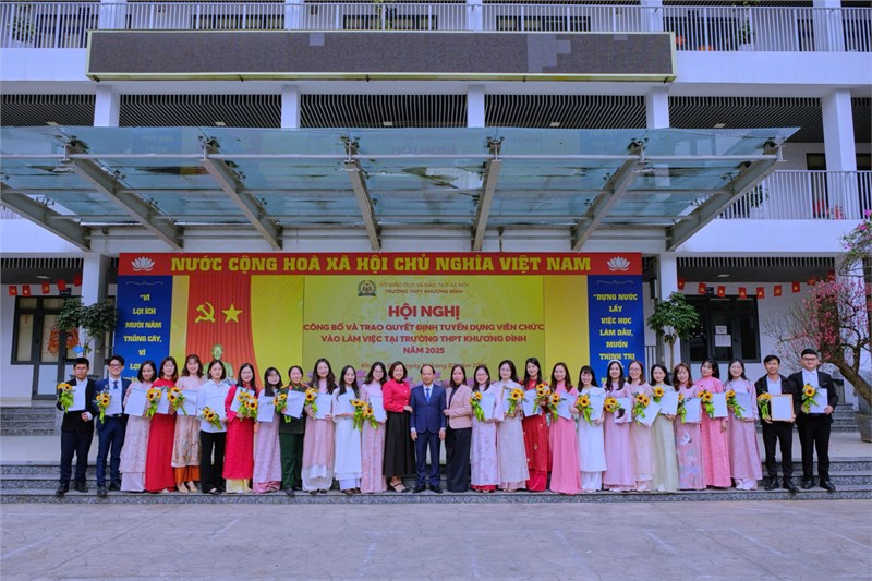 Hội nghị Công bố và trao quyết định tuyển dụng viên chức vào làm việc tại trường THPT Khương Đình